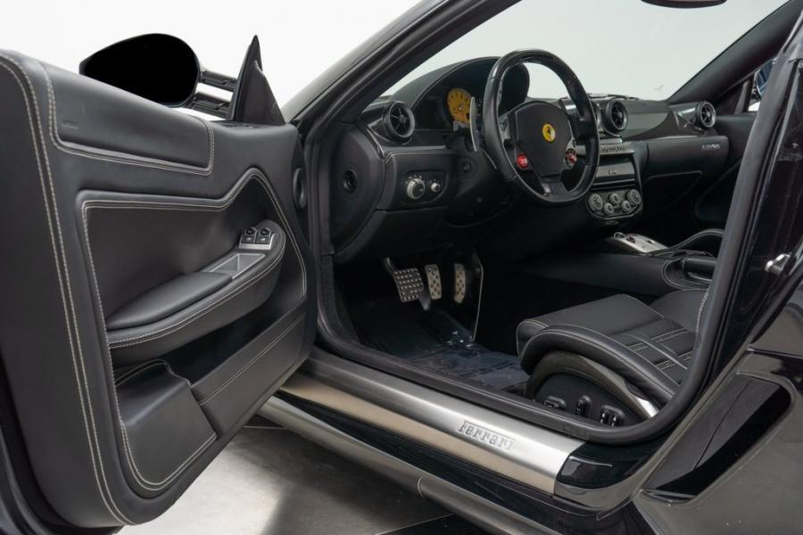 Интерьер Ferrari 599 GTB Fiorano 2007 года  (фото 4 из 34)